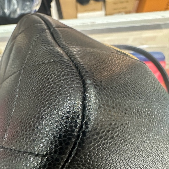 CHANEL Black Quilted Crossbody Bag with Gold Chain - Picture 6 of 7